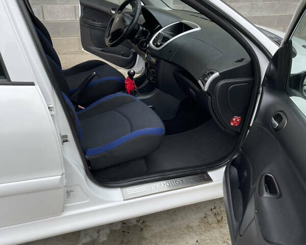 Белый Пежо 206, объемом двигателя 1.4 л и пробегом 130 тыс. км за 5800 $, фото 9 на Automoto.ua