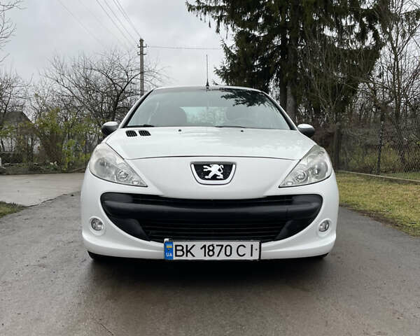 Белый Пежо 206, объемом двигателя 1.4 л и пробегом 130 тыс. км за 5800 $, фото 4 на Automoto.ua