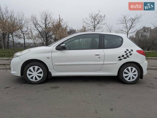 Белый Пежо 206, объемом двигателя 1.4 л и пробегом 176 тыс. км за 5200 $, фото 2 на Automoto.ua