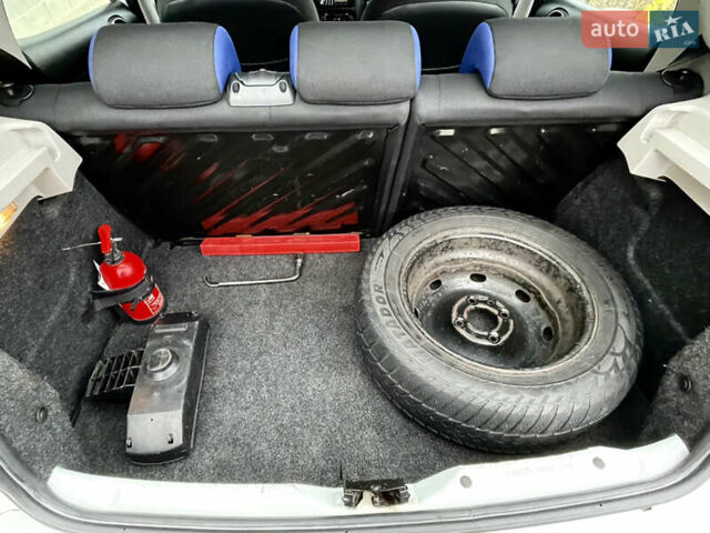 Белый Пежо 206, объемом двигателя 1.4 л и пробегом 130 тыс. км за 5800 $, фото 24 на Automoto.ua