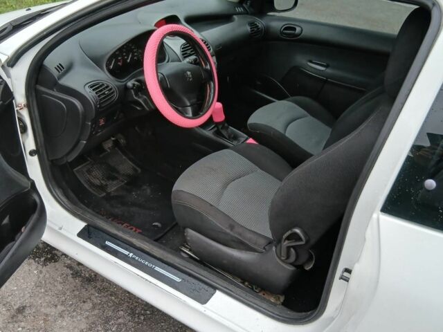 Білий Пежо 206, об'ємом двигуна 1.1 л та пробігом 237 тис. км за 2000 $, фото 3 на Automoto.ua