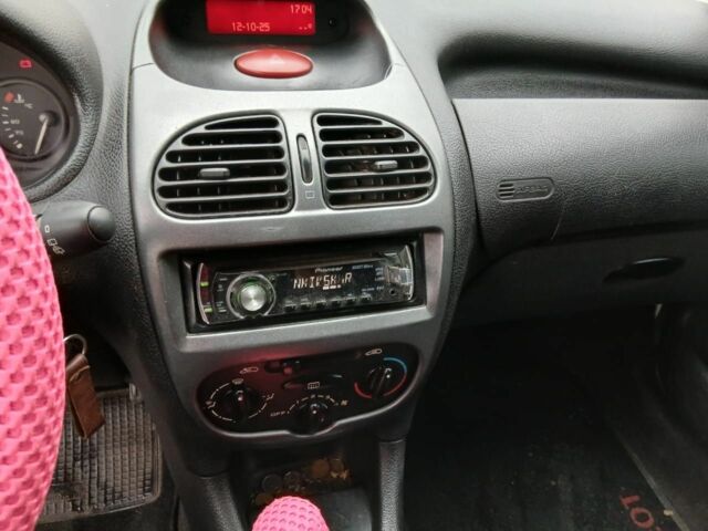 Білий Пежо 206, об'ємом двигуна 1.1 л та пробігом 237 тис. км за 2000 $, фото 4 на Automoto.ua