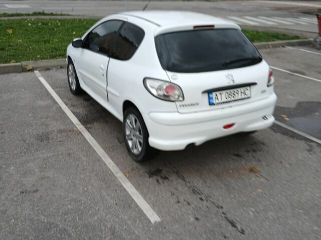 Білий Пежо 206, об'ємом двигуна 1.1 л та пробігом 237 тис. км за 2000 $, фото 1 на Automoto.ua