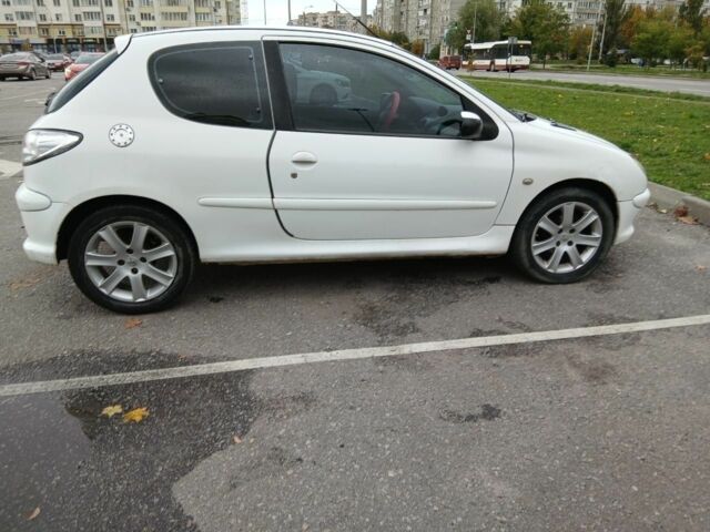 Білий Пежо 206, об'ємом двигуна 1.1 л та пробігом 237 тис. км за 2000 $, фото 5 на Automoto.ua