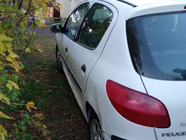 Белый Пежо 206, объемом двигателя 2 л и пробегом 360 тыс. км за 951 $, фото 2 на Automoto.ua