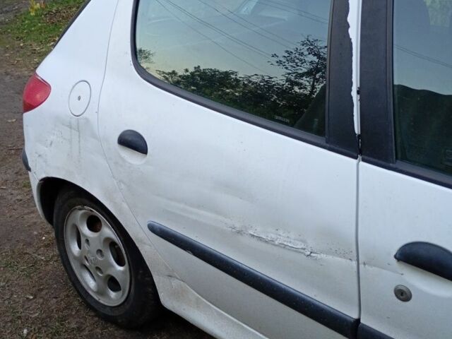 Белый Пежо 206, объемом двигателя 2 л и пробегом 360 тыс. км за 951 $, фото 5 на Automoto.ua