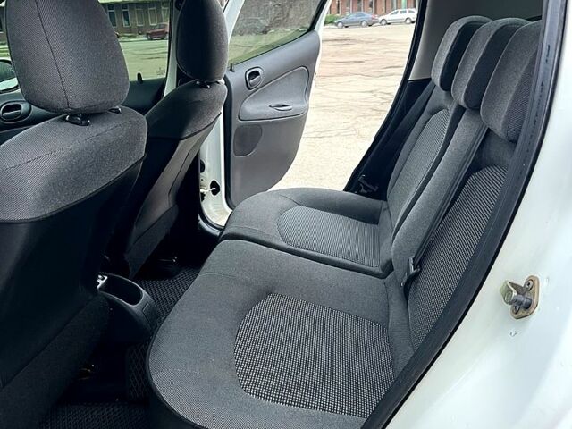 Білий Пежо 206, об'ємом двигуна 1.4 л та пробігом 229 тис. км за 2850 $, фото 7 на Automoto.ua