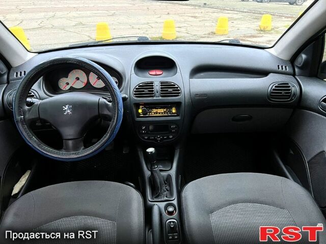 Білий Пежо 206, об'ємом двигуна 1.4 л та пробігом 229 тис. км за 2850 $, фото 10 на Automoto.ua