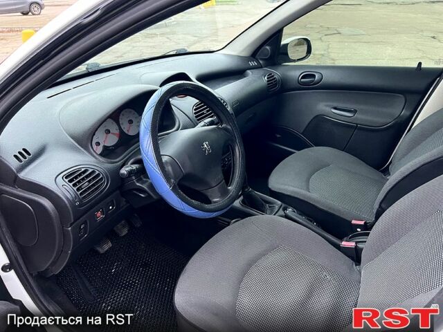 Білий Пежо 206, об'ємом двигуна 1.4 л та пробігом 229 тис. км за 2850 $, фото 5 на Automoto.ua