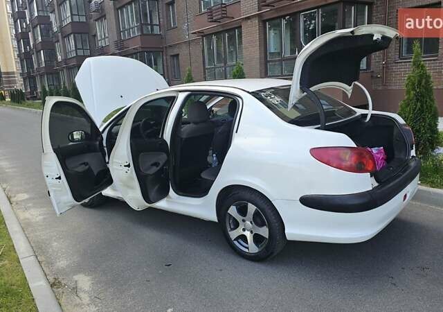 Білий Пежо 206, об'ємом двигуна 1.36 л та пробігом 135 тис. км за 2950 $, фото 37 на Automoto.ua