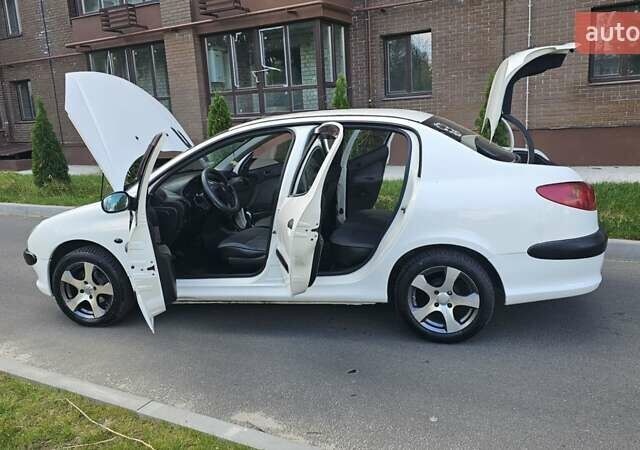 Білий Пежо 206, об'ємом двигуна 1.36 л та пробігом 135 тис. км за 2950 $, фото 33 на Automoto.ua