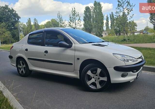 Білий Пежо 206, об'ємом двигуна 1.36 л та пробігом 135 тис. км за 2950 $, фото 3 на Automoto.ua