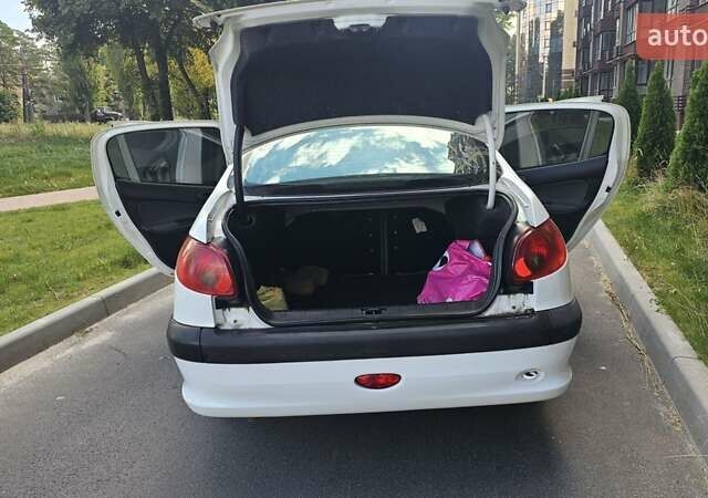 Білий Пежо 206, об'ємом двигуна 1.36 л та пробігом 135 тис. км за 2950 $, фото 26 на Automoto.ua