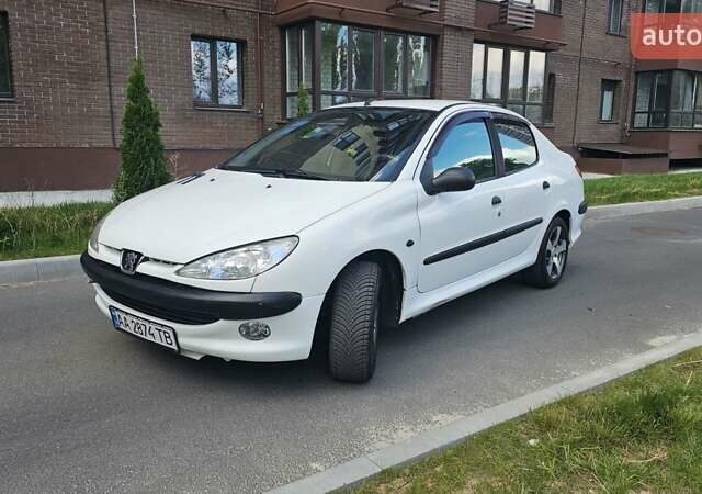 Білий Пежо 206, об'ємом двигуна 1.36 л та пробігом 135 тис. км за 2950 $, фото 2 на Automoto.ua