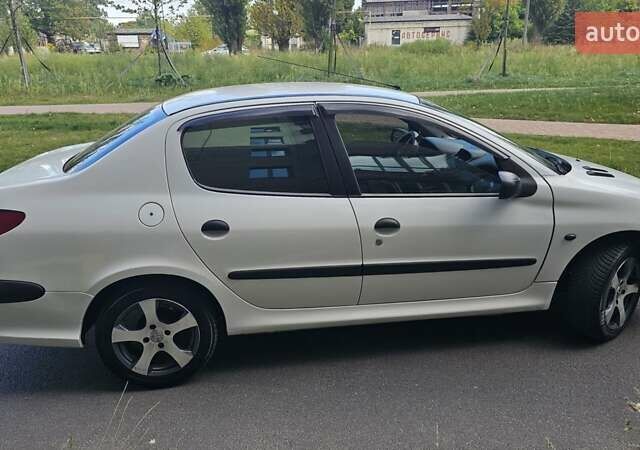 Білий Пежо 206, об'ємом двигуна 1.36 л та пробігом 135 тис. км за 2950 $, фото 4 на Automoto.ua