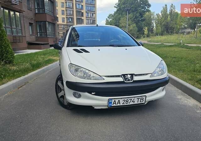 Білий Пежо 206, об'ємом двигуна 1.36 л та пробігом 135 тис. км за 2950 $, фото 9 на Automoto.ua
