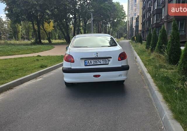 Білий Пежо 206, об'ємом двигуна 1.36 л та пробігом 135 тис. км за 2950 $, фото 6 на Automoto.ua