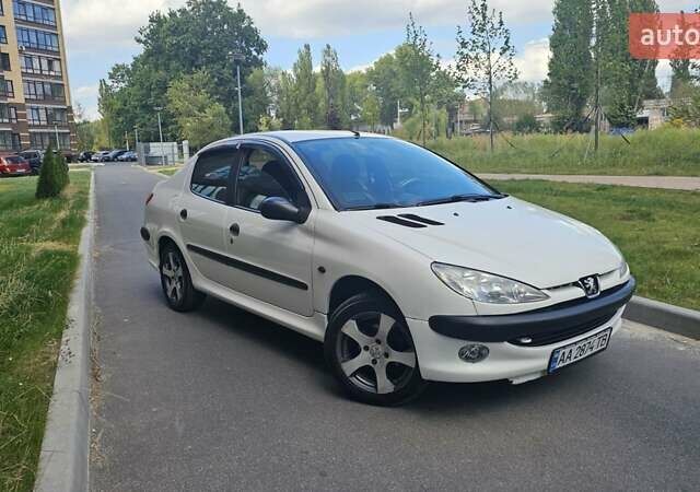 Білий Пежо 206, об'ємом двигуна 1.36 л та пробігом 135 тис. км за 2950 $, фото 7 на Automoto.ua