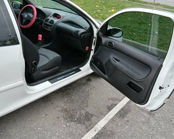 Білий Пежо 206, об'ємом двигуна 1.1 л та пробігом 237 тис. км за 2000 $, фото 4 на Automoto.ua
