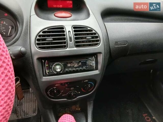 Білий Пежо 206, об'ємом двигуна 1.1 л та пробігом 237 тис. км за 2000 $, фото 8 на Automoto.ua