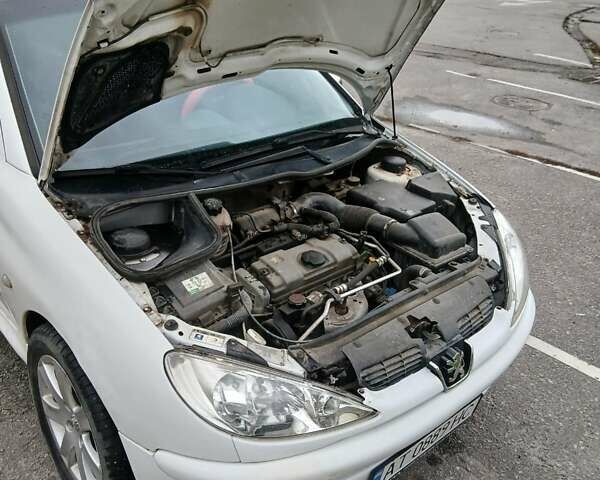 Білий Пежо 206, об'ємом двигуна 1.1 л та пробігом 237 тис. км за 2000 $, фото 3 на Automoto.ua