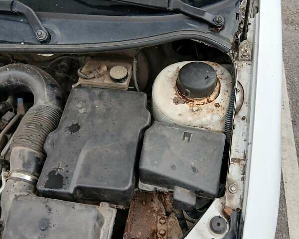 Білий Пежо 206, об'ємом двигуна 1.1 л та пробігом 237 тис. км за 2000 $, фото 2 на Automoto.ua