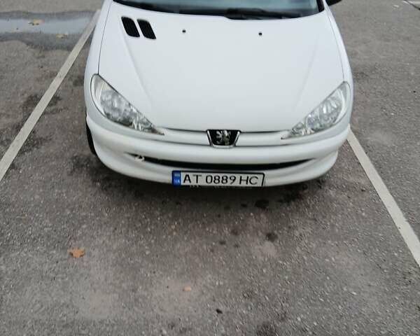 Білий Пежо 206, об'ємом двигуна 1.1 л та пробігом 237 тис. км за 2000 $, фото 6 на Automoto.ua