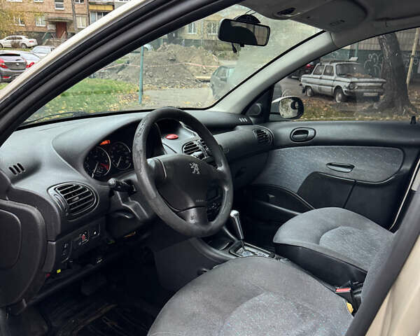 Бежевый Пежо 206, объемом двигателя 1.59 л и пробегом 179 тыс. км за 3300 $, фото 6 на Automoto.ua