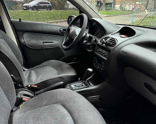 Бежевый Пежо 206, объемом двигателя 1.59 л и пробегом 179 тыс. км за 3300 $, фото 10 на Automoto.ua