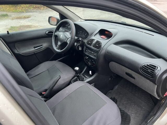 Бежевий Пежо 206, об'ємом двигуна 1.4 л та пробігом 377 тис. км за 2600 $, фото 4 на Automoto.ua