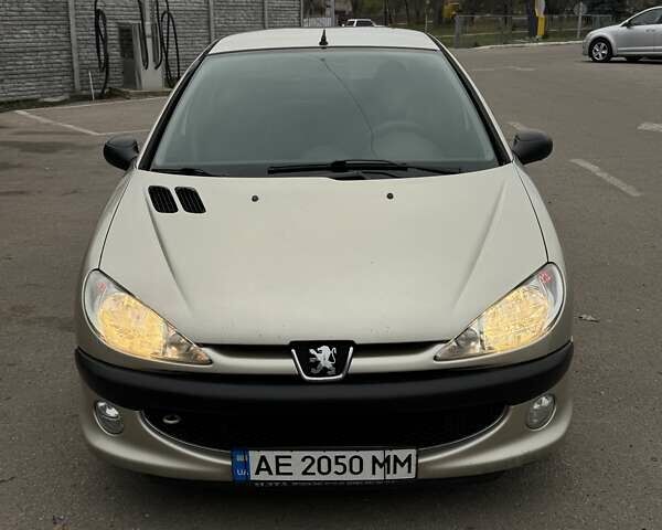 Бежевый Пежо 206, объемом двигателя 1.36 л и пробегом 240 тыс. км за 3350 $, фото 1 на Automoto.ua
