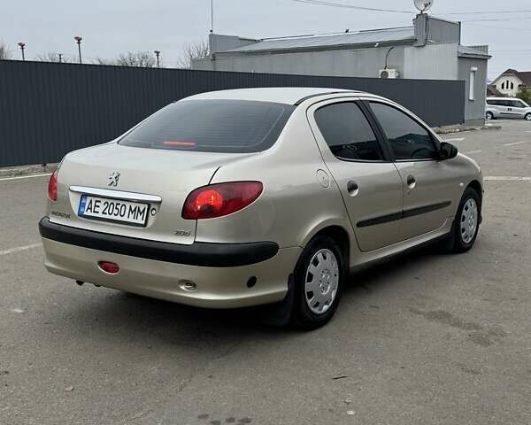 Бежевый Пежо 206, объемом двигателя 1.36 л и пробегом 240 тыс. км за 3350 $, фото 4 на Automoto.ua