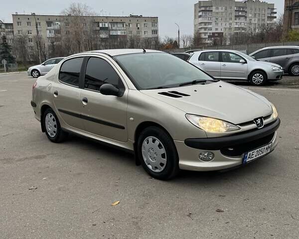Бежевый Пежо 206, объемом двигателя 1.36 л и пробегом 240 тыс. км за 3350 $, фото 2 на Automoto.ua