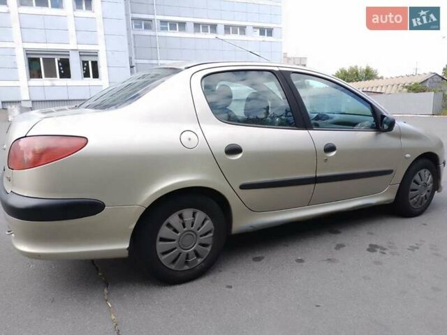 Бежевый Пежо 206, объемом двигателя 1.36 л и пробегом 370 тыс. км за 2500 $, фото 3 на Automoto.ua