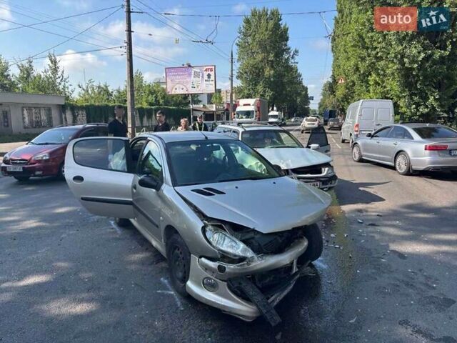 Бежевый Пежо 206, объемом двигателя 1.36 л и пробегом 193 тыс. км за 1051 $, фото 4 на Automoto.ua