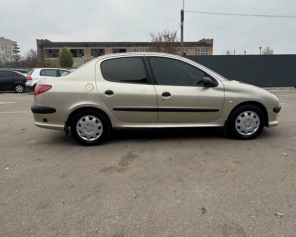 Бежевый Пежо 206, объемом двигателя 1.36 л и пробегом 240 тыс. км за 3350 $, фото 3 на Automoto.ua