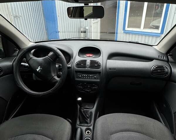 Бежевый Пежо 206, объемом двигателя 1.36 л и пробегом 240 тыс. км за 3350 $, фото 8 на Automoto.ua