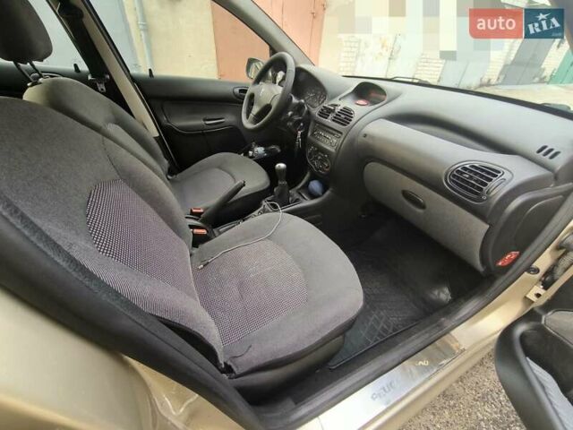 Бежевый Пежо 206, объемом двигателя 1.36 л и пробегом 174 тыс. км за 3950 $, фото 5 на Automoto.ua