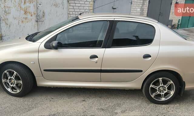 Бежевый Пежо 206, объемом двигателя 1.36 л и пробегом 174 тыс. км за 3950 $, фото 4 на Automoto.ua