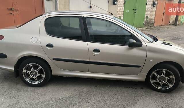 Бежевый Пежо 206, объемом двигателя 1.36 л и пробегом 174 тыс. км за 3950 $, фото 3 на Automoto.ua