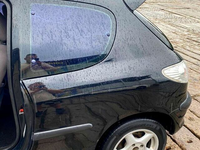 Чорний Пежо 206, об'ємом двигуна 1.4 л та пробігом 366 тис. км за 2000 $, фото 2 на Automoto.ua