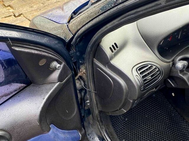 Чорний Пежо 206, об'ємом двигуна 1.4 л та пробігом 366 тис. км за 2000 $, фото 5 на Automoto.ua