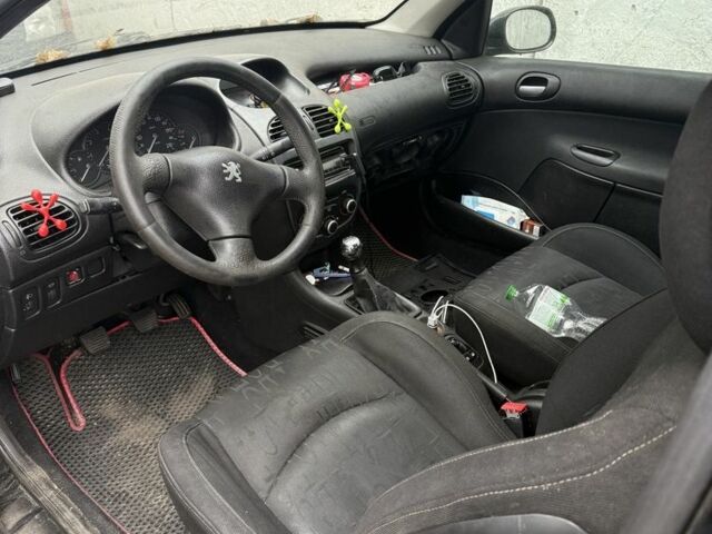 Черный Пежо 206, объемом двигателя 1.4 л и пробегом 240 тыс. км за 1200 $, фото 4 на Automoto.ua