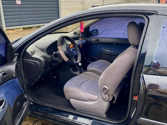 Чорний Пежо 206, об'ємом двигуна 1.4 л та пробігом 366 тис. км за 2000 $, фото 1 на Automoto.ua