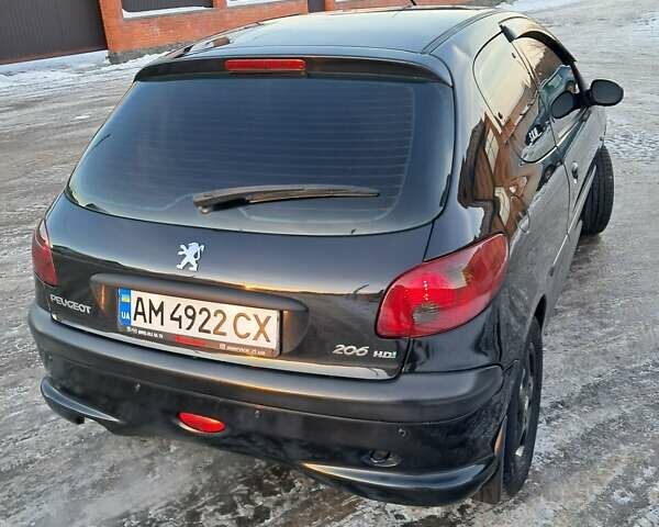 Чорний Пежо 206, об'ємом двигуна 1.4 л та пробігом 380 тис. км за 4200 $, фото 5 на Automoto.ua
