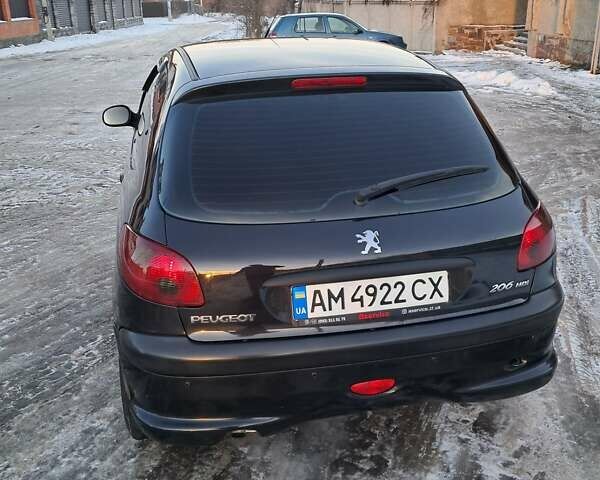 Чорний Пежо 206, об'ємом двигуна 1.4 л та пробігом 380 тис. км за 4200 $, фото 4 на Automoto.ua