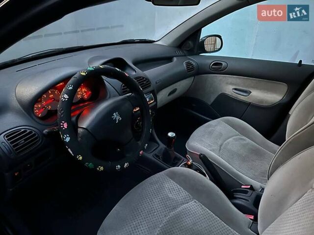 Черный Пежо 206, объемом двигателя 2 л и пробегом 383 тыс. км за 2800 $, фото 7 на Automoto.ua