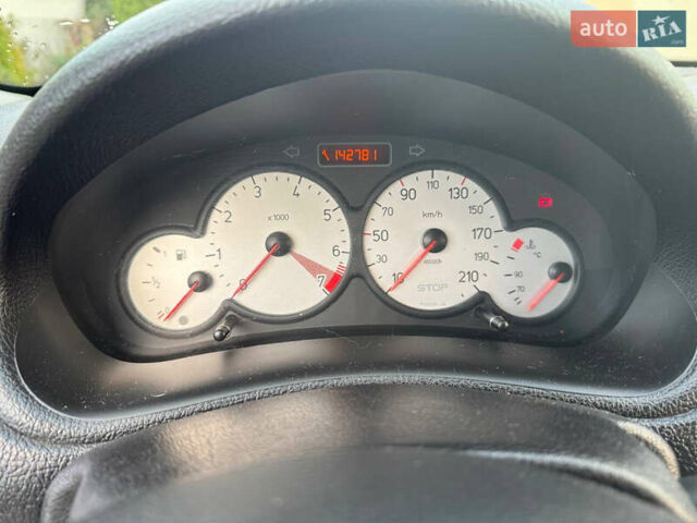 Черный Пежо 206, объемом двигателя 1.36 л и пробегом 142 тыс. км за 3500 $, фото 7 на Automoto.ua