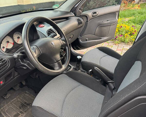 Черный Пежо 206, объемом двигателя 1.36 л и пробегом 142 тыс. км за 3500 $, фото 5 на Automoto.ua