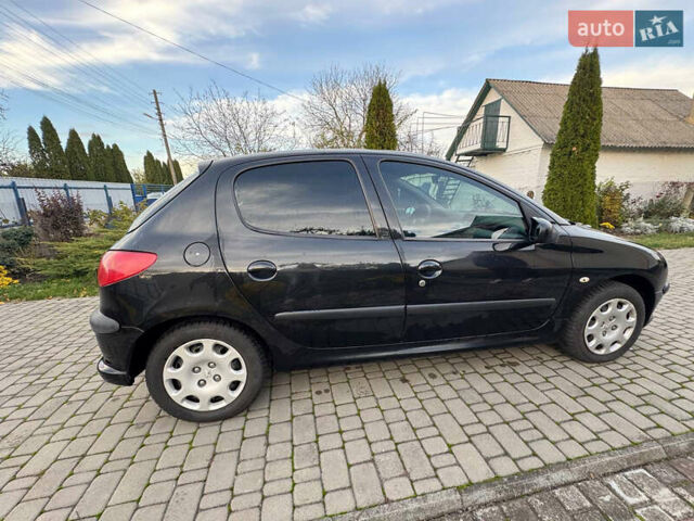 Черный Пежо 206, объемом двигателя 1.36 л и пробегом 142 тыс. км за 3500 $, фото 4 на Automoto.ua